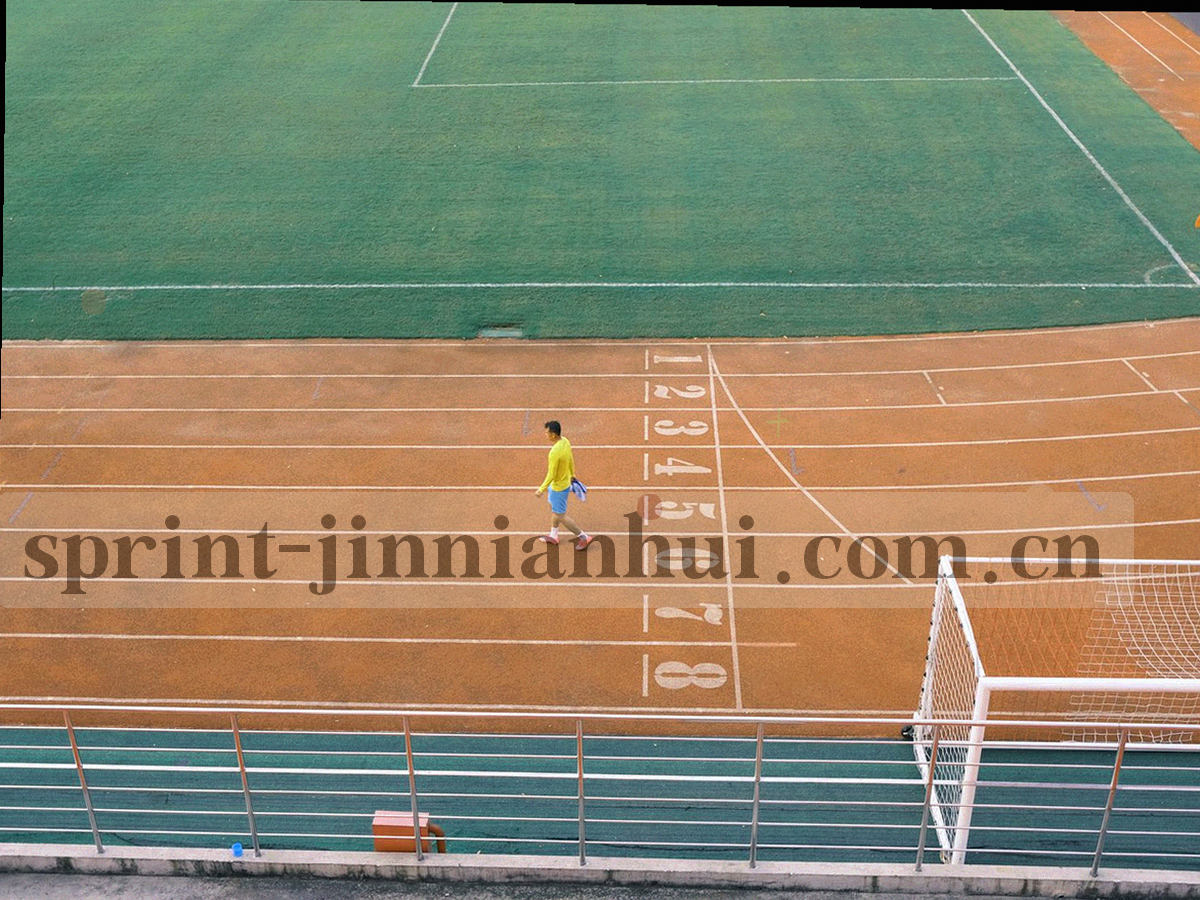 室内篮球馆顶灯投影在木地板上的反光与边线